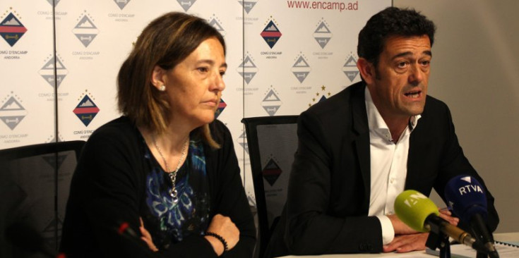 Esther París i Josep Àngel Mortés en la roda de premsa posterior a la reunió de cònsols.