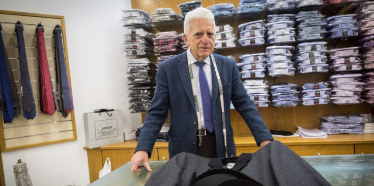 Josep Pubill, a la seva botiga, amb la roba tradicional dels consellers generals.