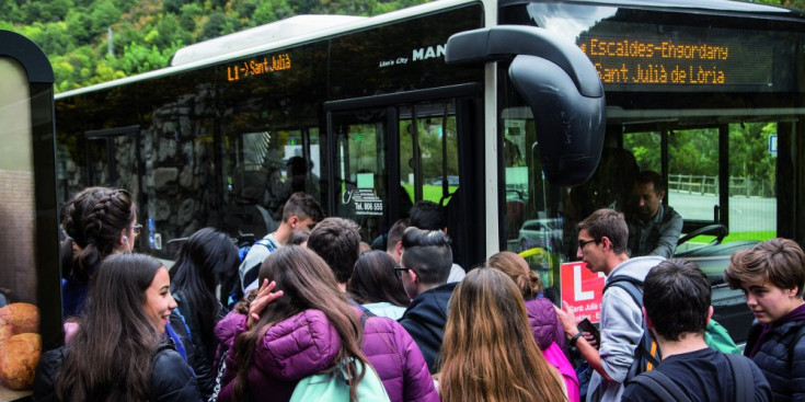 Multitud d'alumnes fan cua per pujar a l'autobús.