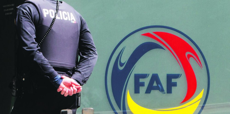 La Federació Andorrana de Futbol, custodiada per un agent de la Policia durant el seu escorcoll.