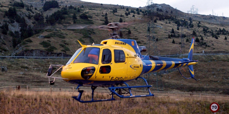 Un helicòpter trasllada d'urgència un pacient.