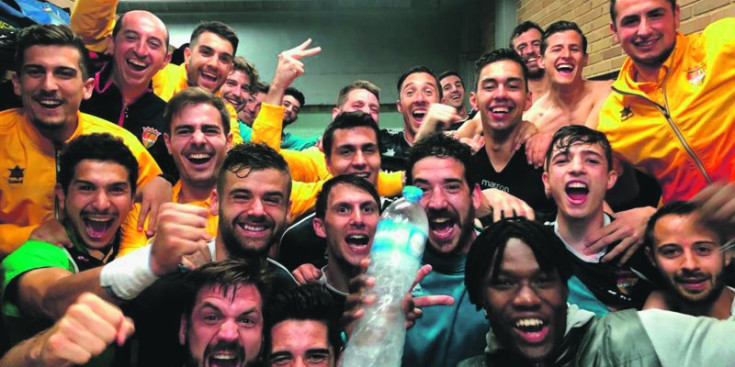 L’FC Andorra celebra els tres punts obtinguts a Balaguer, ahir.