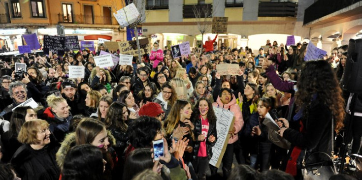 Una multitud de dones es manifesta pels seus drets.