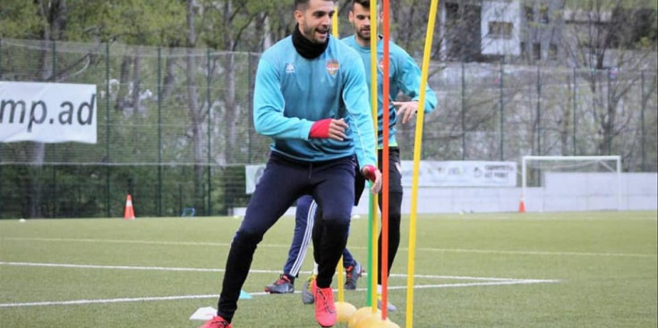 Adrià Vilanova i Ernest Forgas entrenen abans del partit contra la UD Viladecans.