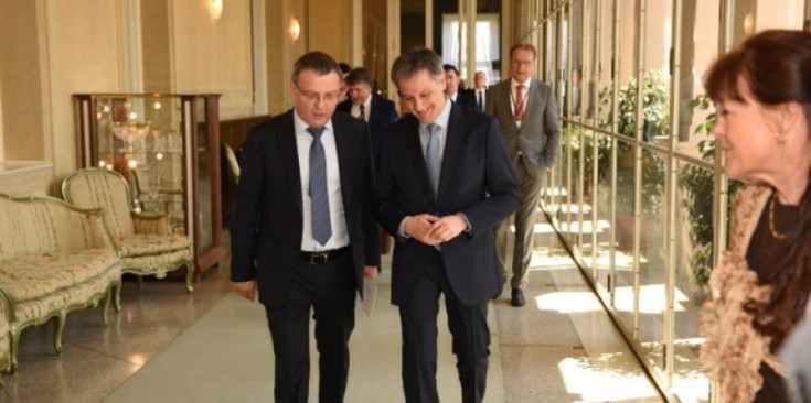 A la dreta, el ministre d’Afers Exteriors, Gilbert Saboya, acompanyat del seu homòleg txec, Lubomír Zaorálek.