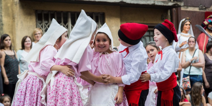 Un grup d’infants de l’Esbart Laurèdia en la Festa Major de l’any passat.