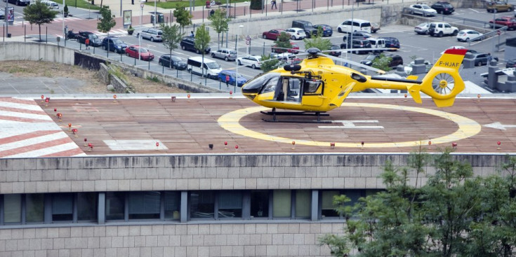 L’helicòpter aturat a l’heliport que hi ha a la part superior de l’hospital.