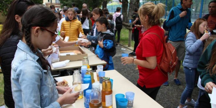 Alumnes del Lycée Comte de Foix organitzen un esmorzar saludable.