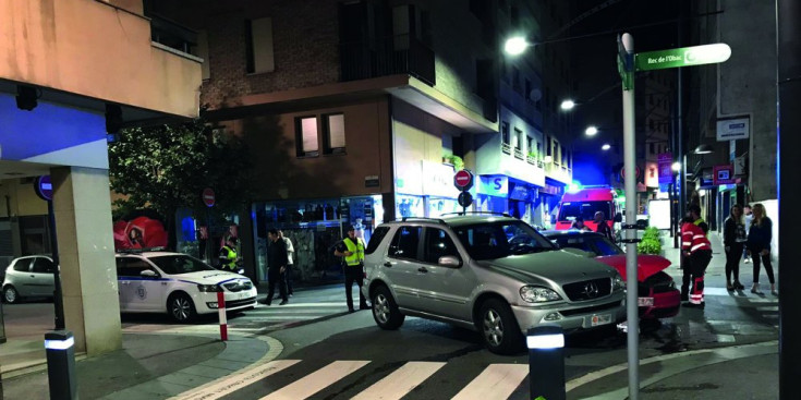 Els dos vehicles implicats en l'accident del carrer Riberaygua.