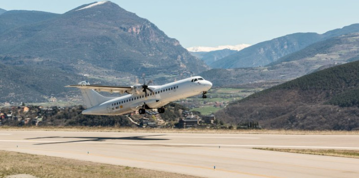 Un avió surt de l’Aeroport d’Andorra-La Seu.