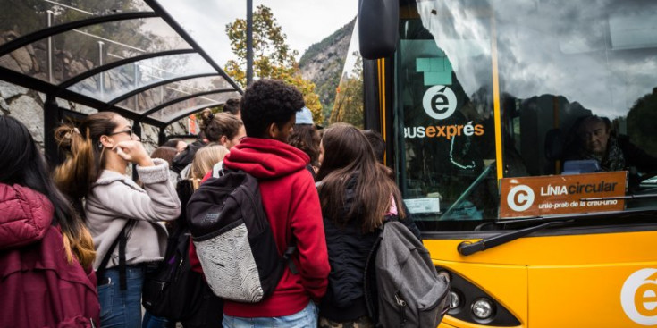 Estudiants agafant un bus a la rotonda de la Margineda.