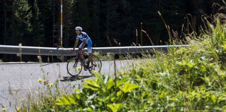 Un ciclista pedaleja per les carreteres del país.