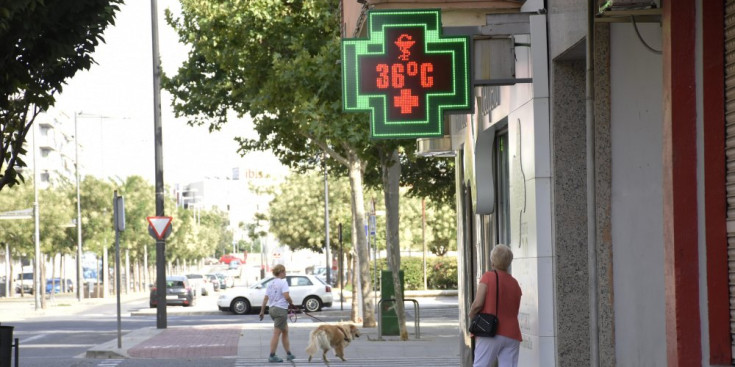 Un termòmetre marca 26 graus en plena onada de calor.