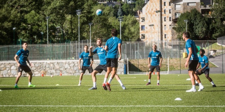 Els jugadors de l’FC Andorra durant el primer entrenament de la pretemporada.