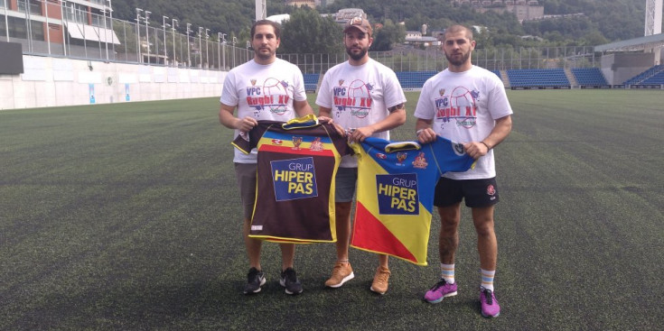 Els nous fitxatges del VPC Andorra a l’Estadi Nacional, ahir.