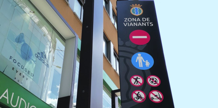Un cartell indica la prohibició de circular amb bicicletes i patinets per l’avinguda Meritxell.