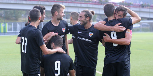 Els tricolor celebren el gol d'Adrià Vilanova en el partit contra el Terrassa.