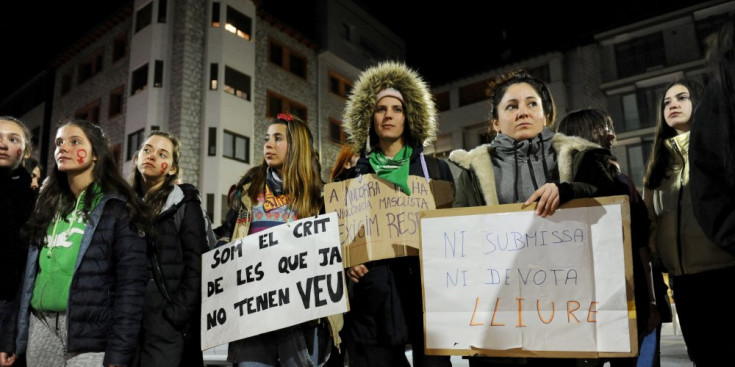 Noies d’edats diferents sostenen pancartes que reivindiquen els drets de les dones, el passat 8 de març.