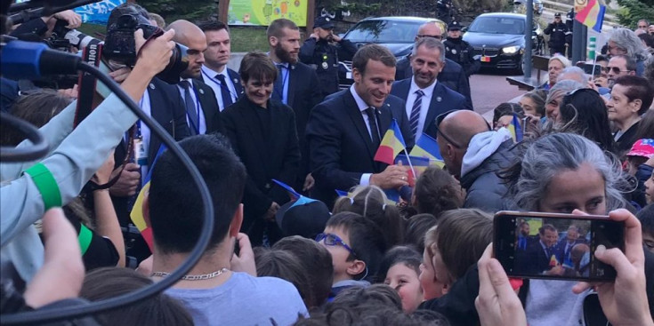 Macron saluda les persones que l'esperaven a Canillo.