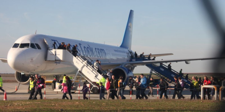Turistes britànics arriben a l’aeroport d’Alguaire amb un avió de Thomas Cook.