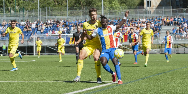 Moussa Sidibé lluita per la pilota contra el Vila-real B al Prada de Moles, ahir.