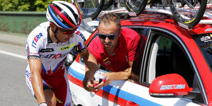 Joaquim Rodríguez parla amb un membre del Katusha Team, en l’onzena etapa del Tour de França que es va disputar ahir.