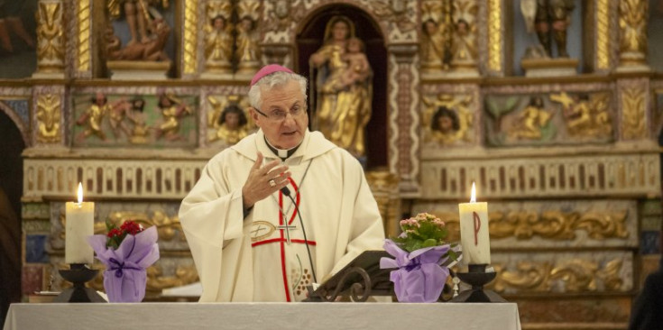 El copríncep episcopal, Joan Enric Vives, durant la missa d’ahir a Sant Cerni de Canillo.