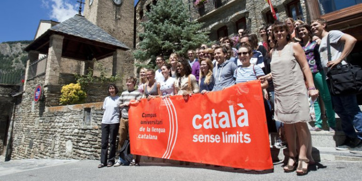 Els assistents al Campus Universitari de la llengua catalana, en una edició anterior fent-se la foto de família a Ordino.
