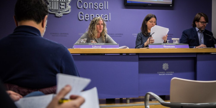 Eva López (LA), Maria Martisella (DA) i Carles Naudi (CC) expliquen la proposició de llei de transparència, ahir al Consell General.