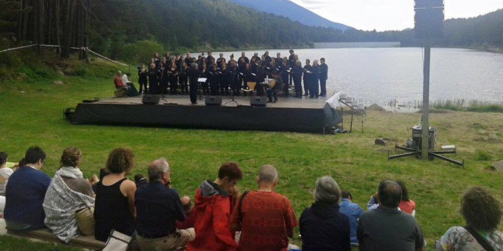 El concert de la Coral Cantiga al llac d’Engolasters, diumenge passat.