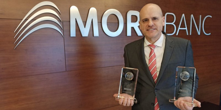 El director de l’àrea d'Experiència Global de Client de MoraBanc, Ignasi Martín, amb els premis.