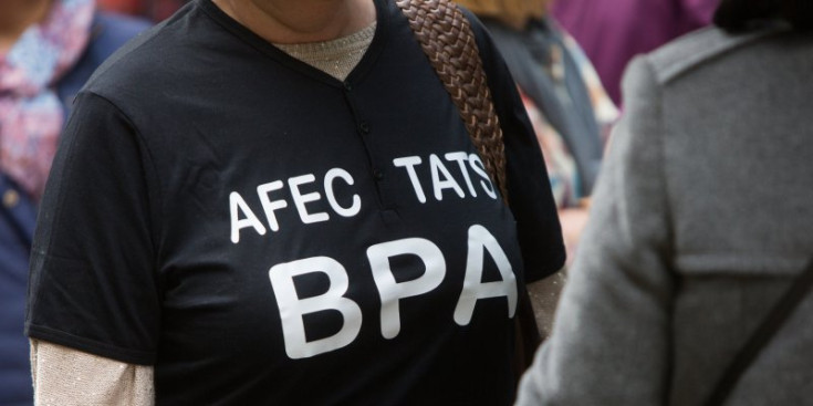 Una afectada per l’esclat de l’afer BPA llueix una samarreta reivindicativa