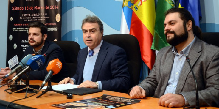A l’esquerra, Rubén Pulido, director de Pulifil, en una presentació recent.