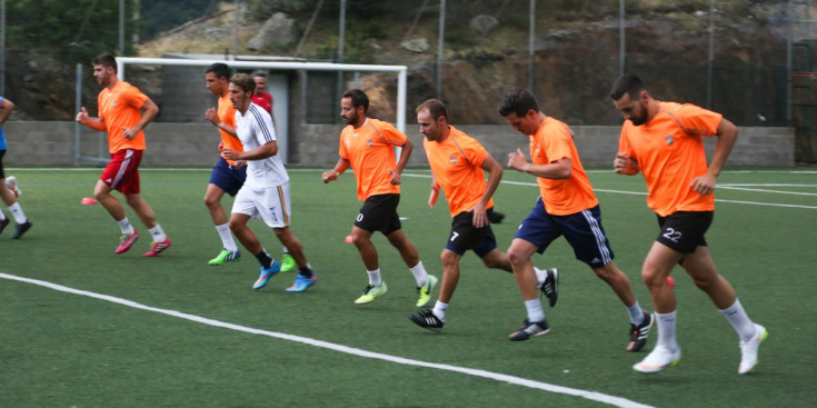 Els jugadors de l’FC Andorra, en la primera sessió d’entrenament de la pretemporada, el passat dilluns al camp del Sant Ermengol.