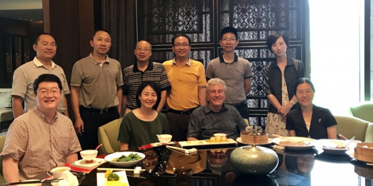 En Jim, en un dinar amb membres del govern de Guangzhou. A la seva dreta, la governadora de la ciutat.