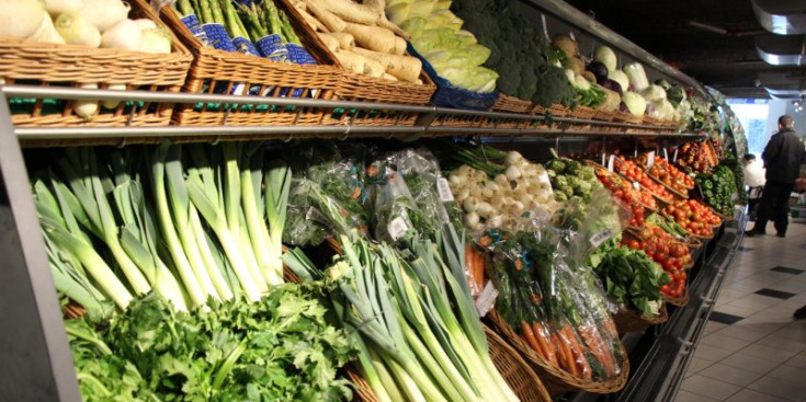 Secció de verdures en un supermercat.