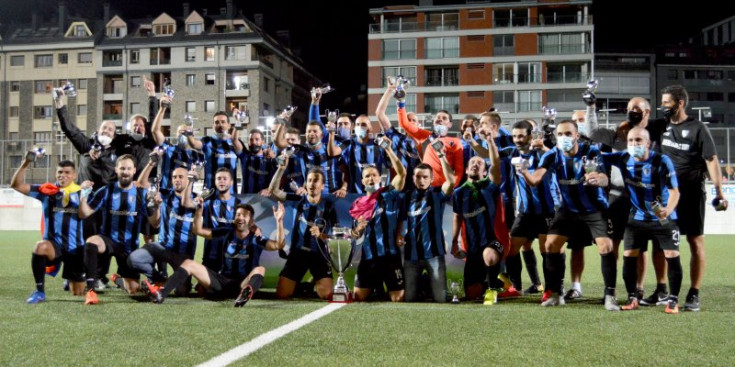Celebració del títol de lliga dels jugadors de l’Inter d’Escaldes a la gespa de l’Estadi Nacional.