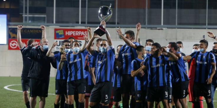 Els jugadors de l’Inter d’Escaldes aixecant el trofeu de campions.