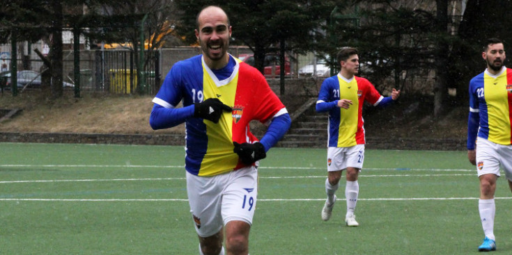 Sebas assenyala l’escut de l’FC Andorra amb alegria després de marcar un gol en partit de lliga a Aixovall, la temporada passada.