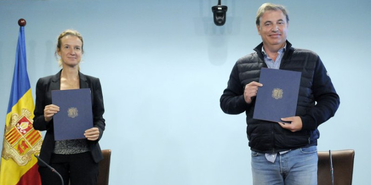 La ministra de Medi Ambient, Sílvia Calvó, i el president de l’Acoda, Josep Roca, signen el conveni.