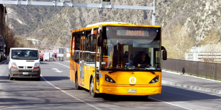 Un autobús, per la carretera general d'Andorra.