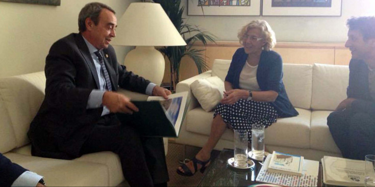 El cònsol major d’Andorra la Vella, Jordi Minguillón, es troba amb Manuela Carmena, alcaldessa de Madrid.