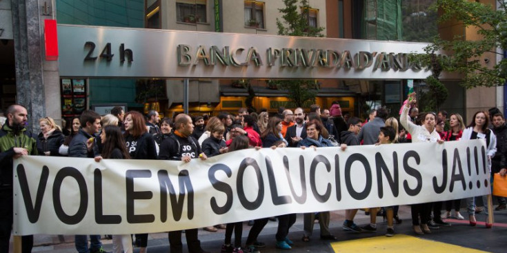 Treballadors a la porta del banc manifestant el seu neguit i la seva demanda de solucions, el passat 21 de maig.