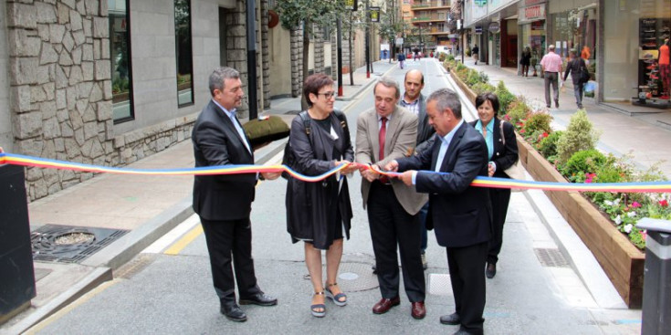 Els cònsols d’Andorra la Vella i els responsables de l’Associació de comerciants tallen la cinta