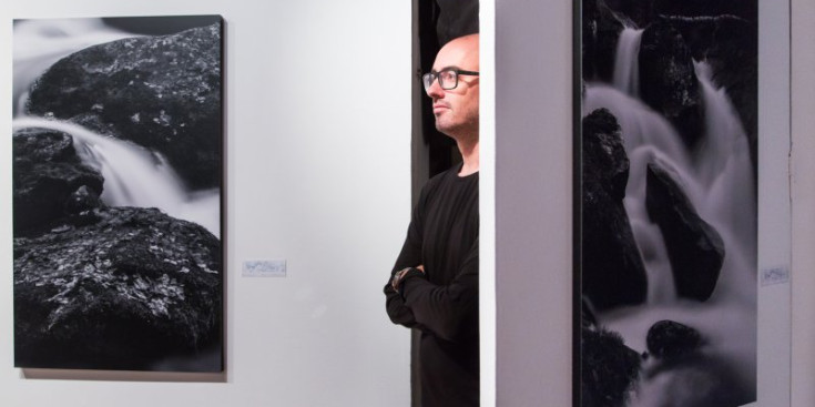 L’arquitecte i fotògraf Miquel Mercè entre dues de les imatges que formen l’exposició ‘Poètic contrast’, ahir a la galeria Pilar Riberaygua.