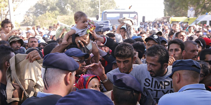 Un grup de refugiats, després de passar la frontera entre Sèrbia i Croàcia, ahir.