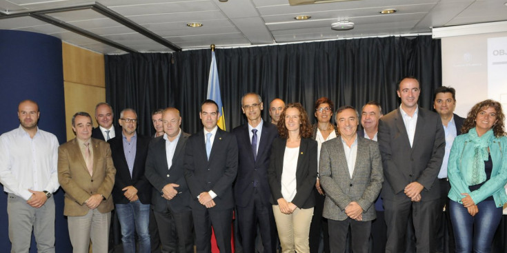 Al centre de la imatge, Alcobé, Martí i Calvó posen juntament amb els representants comunals i membres de diferents empreses del sector.
