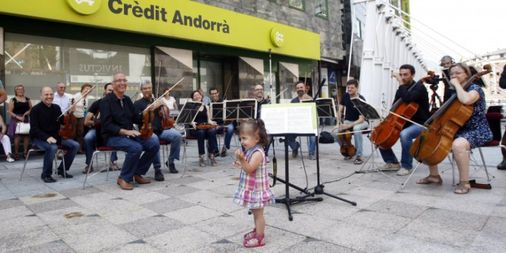 Una nena balla davant d’una intervenció de l’Orquestra Nacional a Andorra la Vella.