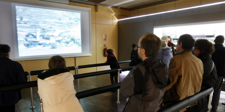 Un grup de visitants al MW Museu de l’Electricitat mirant l’audiovisual.