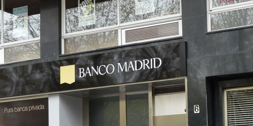 Porta d’entrada a un caixer de Banco Madrid.